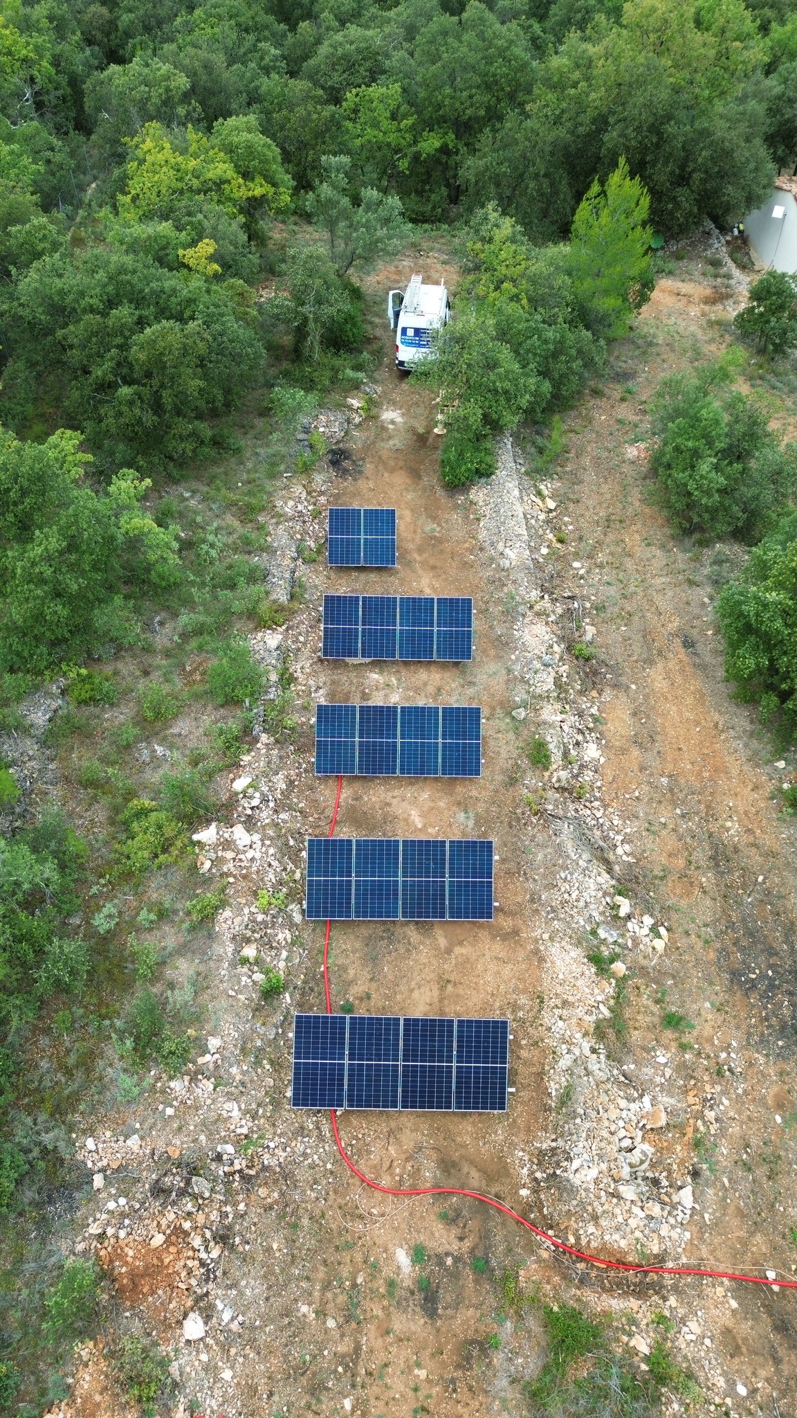 Installation d’une centrale photovoltaïque de 10 kW au sol à Entrecasteaux (Var)